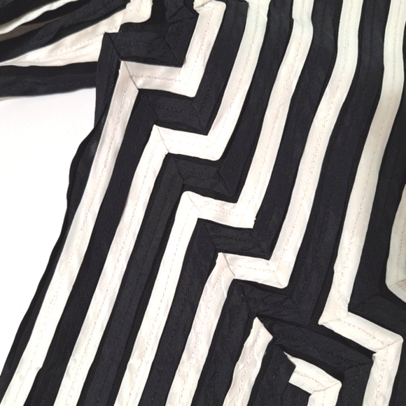 Ika Black & White Geometric Zippered Jacket - Picture 6 of 12